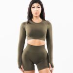 Clothing IE Alphalete Women Stratus LS Crop Oak Green 2L4400256