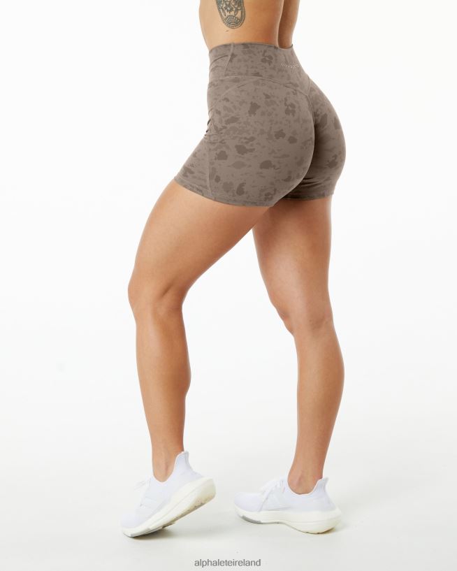 Clothing IE Alphalete Women Surface Power Short 5" Pebble Print Mocha Brown 2L4400365 - Image 2